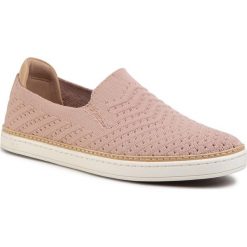 Tenisówki UGG - W Sammy Chevron 1102560 Lss. Różowe półbuty damskie Ugg, na co dzień, bez wzorów, z gumy, bez obcasa, na płaskiej podeszwie, bez zapięcia. Za 429,00 zł.
