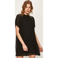 Vero Moda - Sukienka. Czarne sukienki damskie Vero Moda, na co dzień, s, bez wzorów, z poliesteru, casualowe, ze stójką, z krótkim rękawem, krótkie, mini, proste. W wyprzedaży za 129,90 zł.