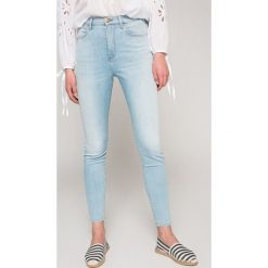 Wrangler - Jeansy Borneo. Niebieskie jeansy damskie z wysokim stanem marki Wrangler, z elastanu. W wyprzedaży za 299,90 zł.