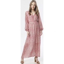 Czerwona Sukienka Aetheliana. Czerwone sukienki damskie Born2be, s, w kwiaty, z falbankami, z długim rękawem, długie, maxi, rozkloszowane. Za 89,99 zł.