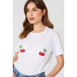 NA-KD T-shirt Cherry - White. Białe t-shirty damskie marki NA-KD, z nadrukiem, z bawełny. Za 72,95 zł.