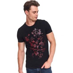 T-shirt z nadrukiem. Czarne t-shirty męskie Top Secret, na zimę, m, z nadrukiem, z bawełny, bez kołnierzyka, krótkie. W wyprzedaży za 39,99 zł.