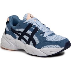 Sneakersy ASICS - Gel-Bnd 1022A186 Soft Sky/Midnight 400. Niebieskie półbuty damskie Asics, bez wzorów, ze skóry ekologicznej, bez obcasa, na płaskiej podeszwie, bez zapięcia. W wyprzedaży za 249,00 zł.