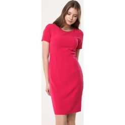 Fuksjowa Sukienka Think Pink. Różowe sukienki damskie Born2be, na spotkanie biznesowe, xl, bez wzorów, eleganckie, bez kołnierzyka, bez rękawów, midi. Za 69,99 zł.
