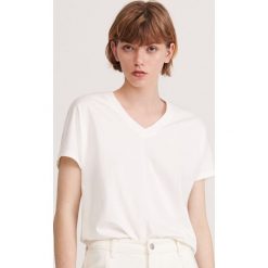 Gładki T-shirt z dekoltem V - Biały. Białe t-shirty damskie Reserved, s, bez wzorów, bez kołnierzyka. Za 49,99 zł.