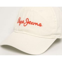 Pepe Jeans - Czapka Zeny. Białe czapki damskie Pepe Jeans, z aplikacjami, z bawełny. W wyprzedaży za 89,90 zł.