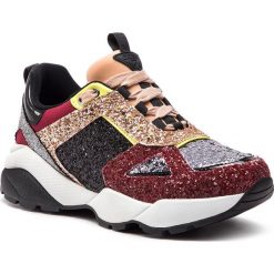 Sneakersy GUESS - FL5SLY FAM12 BLKRE. Szare półbuty damskie Guess, na co dzień, z aplikacjami, z tworzywa sztucznego, bez obcasa, na płaskiej podeszwie, bez zapięcia. W wyprzedaży za 369,00 zł.
