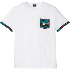 T-shirt z drukowaną kieszonką i rękawami z wywinięciem bonprix biały. Białe koszulki męskie bonprix, na lato, xl, z nadrukiem, bez kołnierzyka, bez rękawów. Za 27,99 zł.