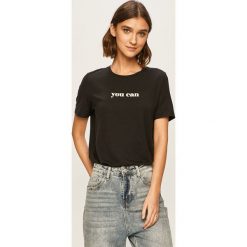 Vero Moda - T-shirt. Czarne bluzki damskie Vero Moda, s, z nadrukiem, z elastanu, casualowe, z okrągłym kołnierzem, z krótkim rękawem. W wyprzedaży za 49,90 zł.