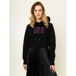 Bluza Calvin Klein Jeans Distressed Monogram J20J212247. Czarne bluzy damskie Calvin Klein Jeans, m, bez wzorów, z bawełny, bez rękawów, bez kaptura. W wyprzedaży za 229,00 zł.