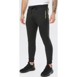 Czarne Spodnie Delmada. Czarne spodnie męskie Born2be, xl, bez wzorów, z dresówki. Za 69,99 zł.