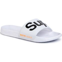 Klapki SUPERDRY - Classic Pool Slide MF310008A Optic 01C. Białe klapki męskie Superdry, bez wzorów, ze skóry ekologicznej. W wyprzedaży za 119,00 zł.