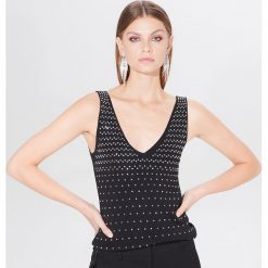 Top z aplikacją - Czarny. Czarne topy damskie Mohito, s, z aplikacjami, bez kołnierzyka. Za 89,99 zł.