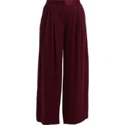 Free People Spodnie materiałowe wine. Czerwone spodnie damskie marki Free People, z wiskozy. W wyprzedaży za 340,45 zł.