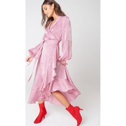 Sukienki: NA-KD Party Satynowa sukienka kopertowa z falbaną - Pink