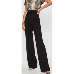 Marciano Guess - Spodnie. Białe spodnie damskie MARCIANO GUESS, w paski, z poliesteru, casualowe. W wyprzedaży za 399,90 zł.