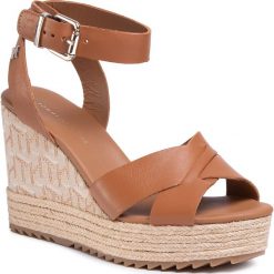 Espadryle TOMMY HILFIGER - Th Raffia High Wedge Sandal FW0FW04842 Summer Cognac GU9. Pomarańczowe espadryle damskie TOMMY HILFIGER, bez wzorów, ze skóry, bez obcasa, na obcasie. W wyprzedaży za 299,00 zł.