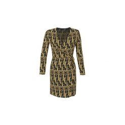 Sukienki krótkie Love Moschino VUELO. Czarne sukienki damskie Love Moschino, bez wzorów, bez kołnierzyka, z krótkim rękawem, krótkie, mini. Za 1271,20 zł.