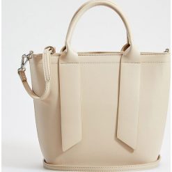 Torebka city bag - Kremowy. Białe torebki klasyczne damskie Mohito, bez wzorów, bez dodatków. W wyprzedaży za 59,99 zł.