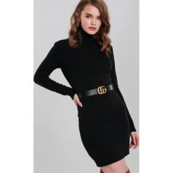 Czarna Sukienka Carley. Czarne sukienki damskie Renee, na imprezę, s, w paski, z dzianiny, z golfem, z długim rękawem, długie, dopasowane. Za 109,99 zł.