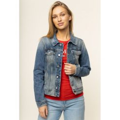 Kurtka jeansowa Tommy Jeans Trucker DW0DW07674. Niebieskie kurtki damskie Tommy Jeans, m, bez wzorów, z bawełny, bez kaptura. W wyprzedaży za 449,00 zł.
