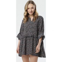 Czarna Sukienka Marirene. Czarne sukienki damskie Born2be, s, z aplikacjami, z okrągłym kołnierzem, bez rękawów, mini. Za 69,99 zł.