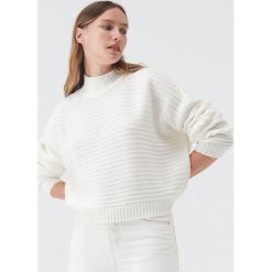 Krótki sweter ze wzorem -. Swetry damskie Sinsay, s, bez wzorów, z krótkim rękawem, krótkie, bez kaptura. Za 59,99 zł.