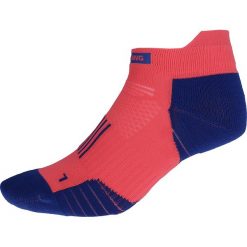 Skarpetki do biegania damskie SOD102 - koral neon. Różowe skarpetki damskie 4f, bez wzorów, z elastanu. Za 49,99 zł.