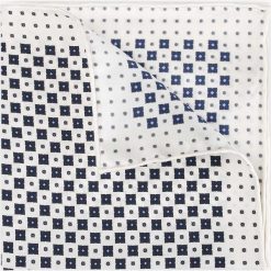 Poszetka Biało-Granatowa Wzór Geometryczny. Białe poszetki męskie LANCERTO, w geometryczne wzory, z jedwabiu, klasyczne. Za 99,90 zł.