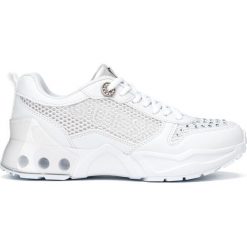 Guess Tandey Tenisówki Biały. Białe trampki i tenisówki damskie Guess, z aplikacjami, z materiału, bez zapięcia. Za 610,95 zł.