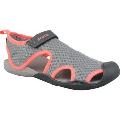 Crocs W Swiftwater Mesh Sandals 204597-01S. Szare klapki damskie Crocs, bez wzorów, z materiału, bez obcasa. W wyprzedaży za 189,99 zł.