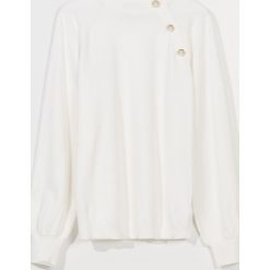 Sweter z ozdobnymi guzikami - Biały. Białe swetry damskie Mohito, s, bez wzorów, bez rękawów, bez kaptura. Za 99,99 zł.
