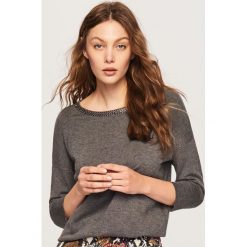 Sweter z aplikacjami - Szary. Szare swetry damskie Reserved, s, z aplikacjami, bez rękawów, bez kaptura. Za 79,99 zł.