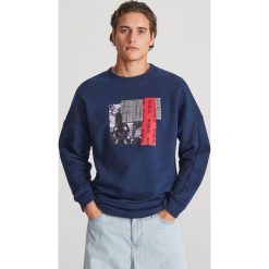 Bawełniana bluza z nadrukiem - Granatowy. Niebieskie bluzy męskie Reserved, s, z nadrukiem, z bawełny, bez kołnierzyka, bez rękawów, bez kaptura. W wyprzedaży za 59,99 zł.