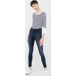 Mango - Jeansy Soho1. Niebieskie jeansy damskie marki Mango, z podwyższonym stanem. W wyprzedaży za 99,90 zł.