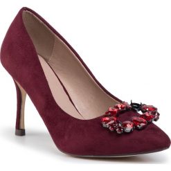 Szpilki MENBUR - 20787 Ruby 0098. Czerwone półbuty damskie Menbur, z aplikacjami, ze skóry ekologicznej, eleganckie, bez obcasa, na obcasie, bez zapięcia. Za 319,00 zł.