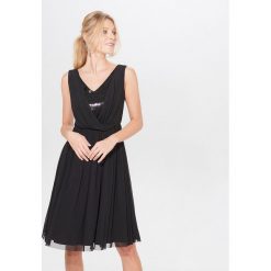 Midi sukienka z cekinami - Czarny. Czarne sukienki damskie Mohito, s, bez wzorów, bez kołnierzyka, bez rękawów, midi. W wyprzedaży za 59,99 zł.