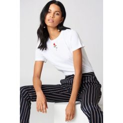 NA-KD T-shirt z haftowaną różą - White. Białe t-shirty damskie NA-KD, z haftami, z bawełny, z klasycznym kołnierzykiem. Za 60,95 zł.