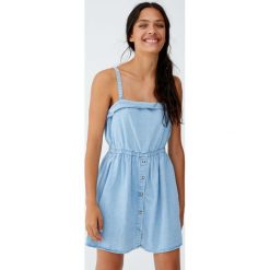 Sukienka na ramiączkach z gumką w pasie. Szare sukienki na komunię marki Pull&Bear, z jeansu, na ramiączkach. Za 89,90 zł.