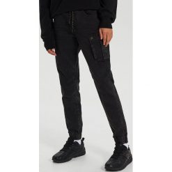 Jeansy slim jogger - Czarny. Czarne jeansy męskie Cropp, m, bez wzorów. Za 139,99 zł.