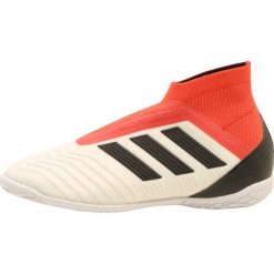 Adidas Performance PREDATOR TANGO 18+ IN Halówki white/black/reacor. Białe buty dziewczęce sportowe adidas Performance, z tworzywa sztucznego. W wyprzedaży za 359,40 zł.