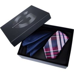 Prezentownik: krawat i poszetka. Czerwone poszetki męskie Giacomo Conti, bez wzorów, eleganckie. Za 99,00 zł.