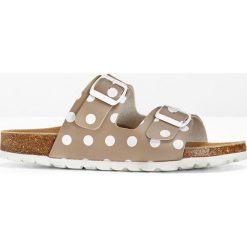 Klapki bonprix brunatno-biały w kropki. Pomarańczowe klapki damskie bonprix, bez wzorów, na wysokim obcasie. Za 54,99 zł.