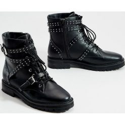 Botki workery z ćwiekami - Czarny. Czarne botki damskie Mohito, bez obcasa, bez zapięcia. Za 229,99 zł.