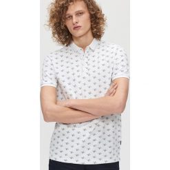 Koszulka polo z mikrowzorem - Biały. Białe koszulki męskie Cropp, s, bez wzorów, polo, bez rękawów. Za 59,99 zł.