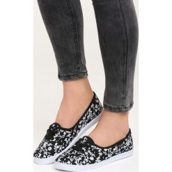 Czarne Tenisówki Teen Girl. Czarne trampki i tenisówki damskie Born2be, w kwiaty, na sznurówki. Za 39,99 zł.