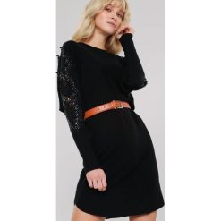 Czarna Sukienka Ludmilla. Czarne sukienki damskie Renee, s, w koronkowe wzory, z dzianiny, bez kołnierzyka, z długim rękawem, długie. Za 119,99 zł.