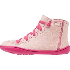 Camper PEU CAMI Botki sznurowane pastel pink. Czerwone buty zimowe damskie Camper, z materiału, na sznurówki. W wyprzedaży za 215,40 zł.