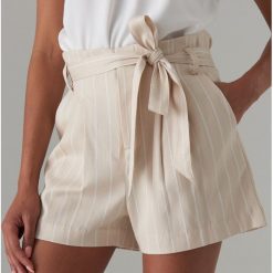 Szorty paperbag z wiązaniem - Beżowy. Brązowe szorty damskie Mohito, bez wzorów. Za 59,99 zł.
