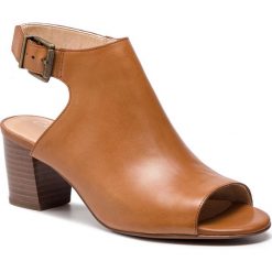 Sandały CLARKS - Deloria Gia 261401004 Tan Leather. Pomarańczowe klapki damskie Clarks, bez wzorów, ze skóry, bez obcasa, na obcasie. W wyprzedaży za 299,00 zł.